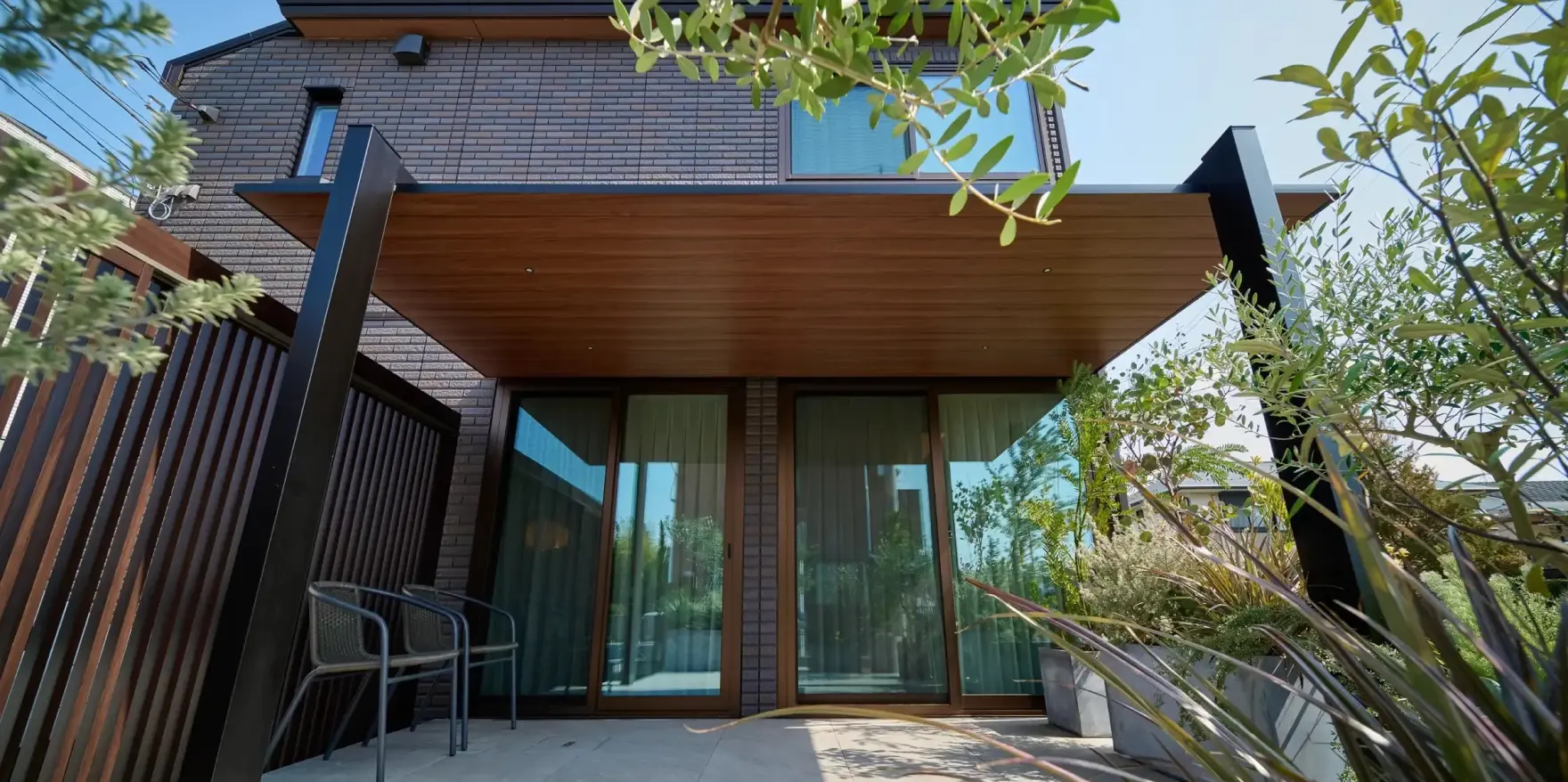 日差しや雨を気にせず過ごせる、木目調の屋根付きテラス