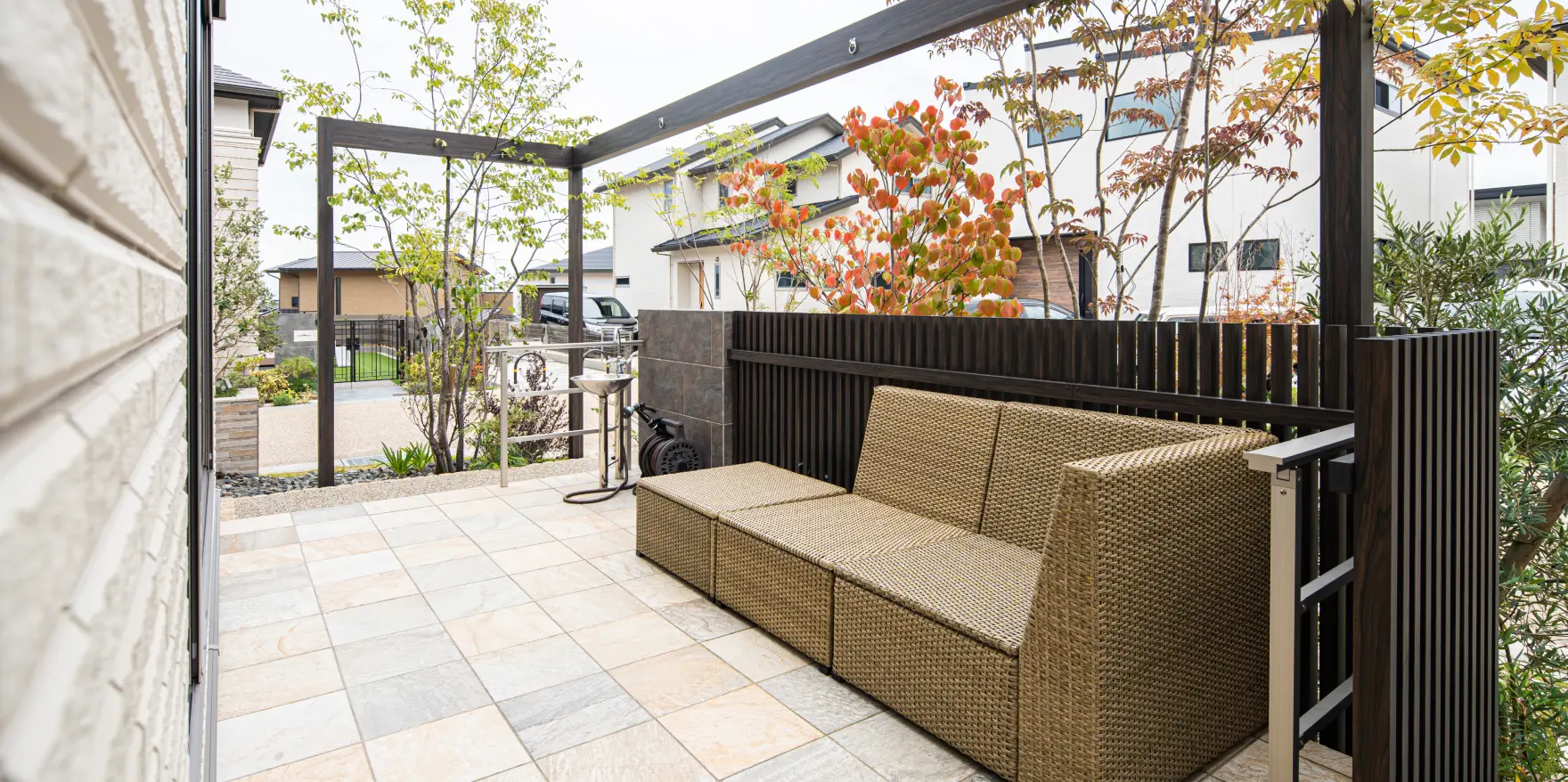 植栽とフェンスで、外からの視線をやわらかく遮ったプライベート感のあるテラス