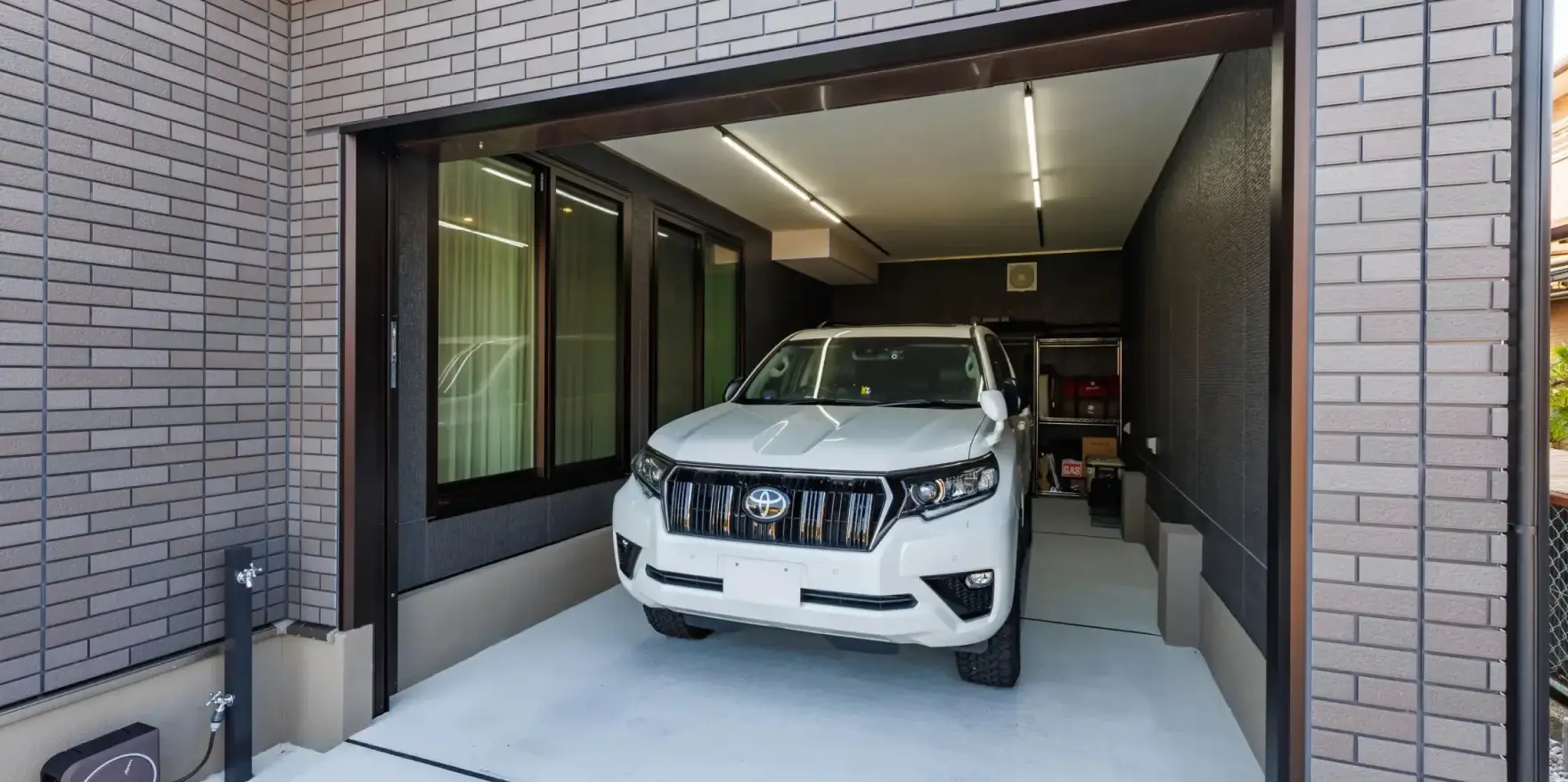大型SUVでも余裕の広さがあるビルトインガレージ