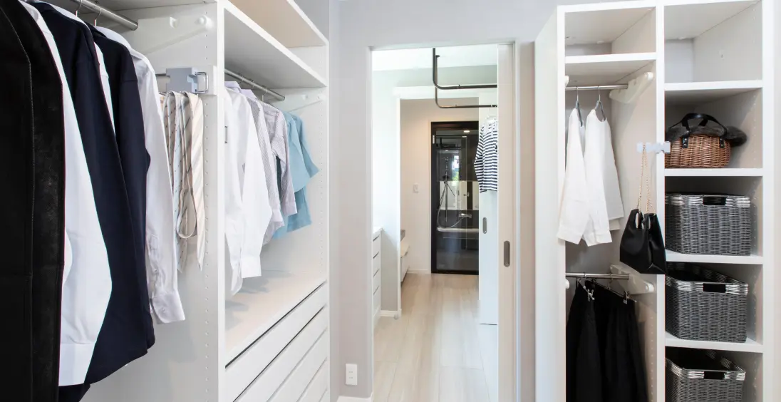 部屋干しスペースとつながるウォークインクローゼット