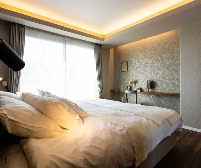 奥行の浅いパウダーコーナーを設けた寝室