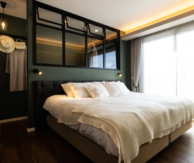 室内窓でウォークインクローゼットとつながる寝室