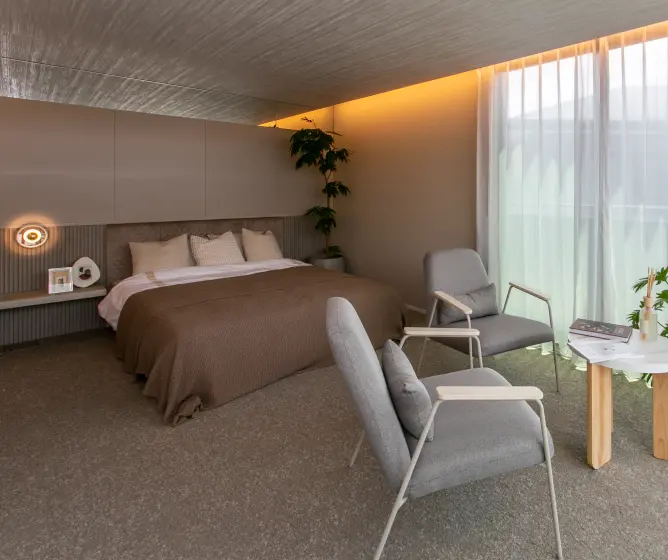 落ち着いた色味のこもり感ある寝室