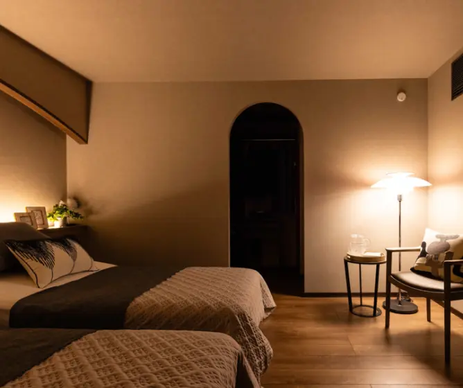 フロアライトのある寝室