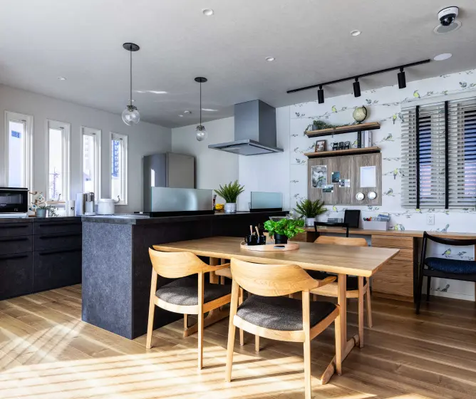 対面キッチンの前にダイニングテーブルを垂直にレイアウト