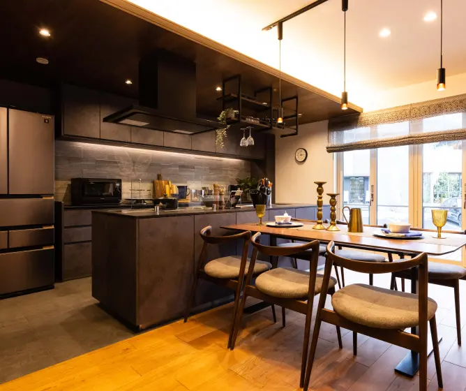 対面キッチンの前にダイニングテーブルをレイアウト