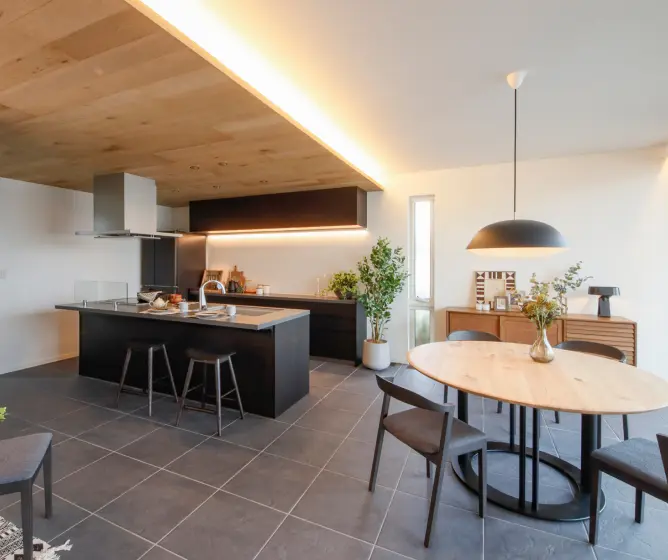 キッチンと横並びで丸テーブルをレイアウトしたダイニング