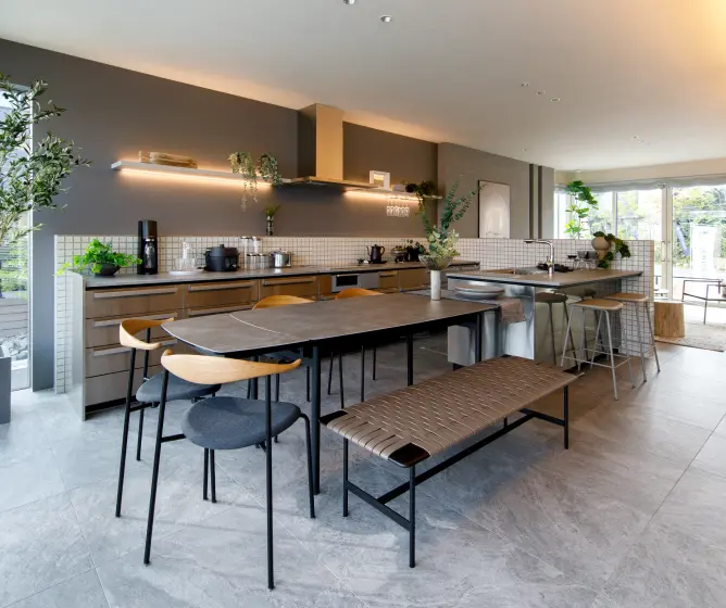 伸長型テーブルとベンチのあるダイニング