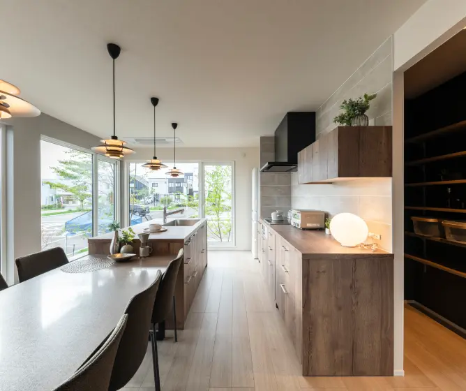 二列型キッチンに隣接した横並びダイニング