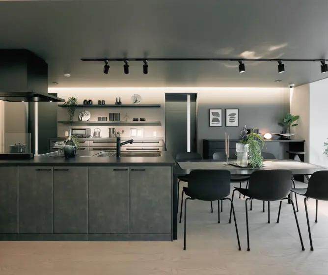 アイランドキッチンに隣接したダイニング