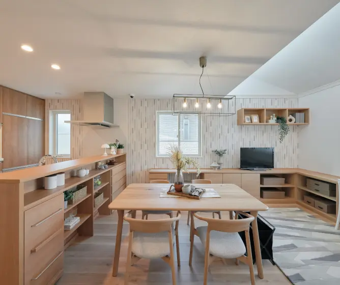 カウンター収納をたっぷり設けたダイニング