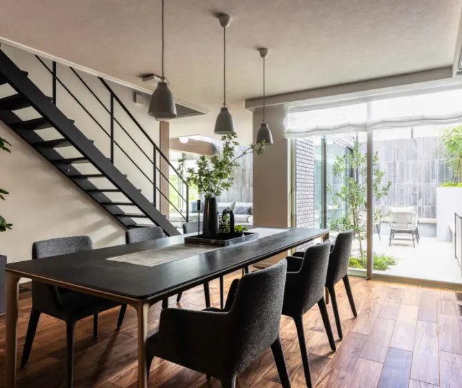 テラスに隣接して大きな窓があるダイニング