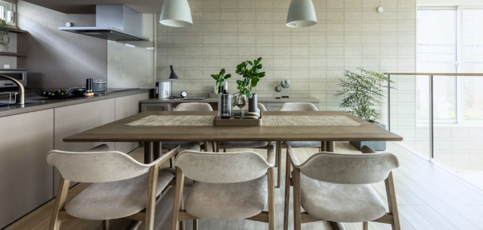 グレージュでまとめられたダイニング