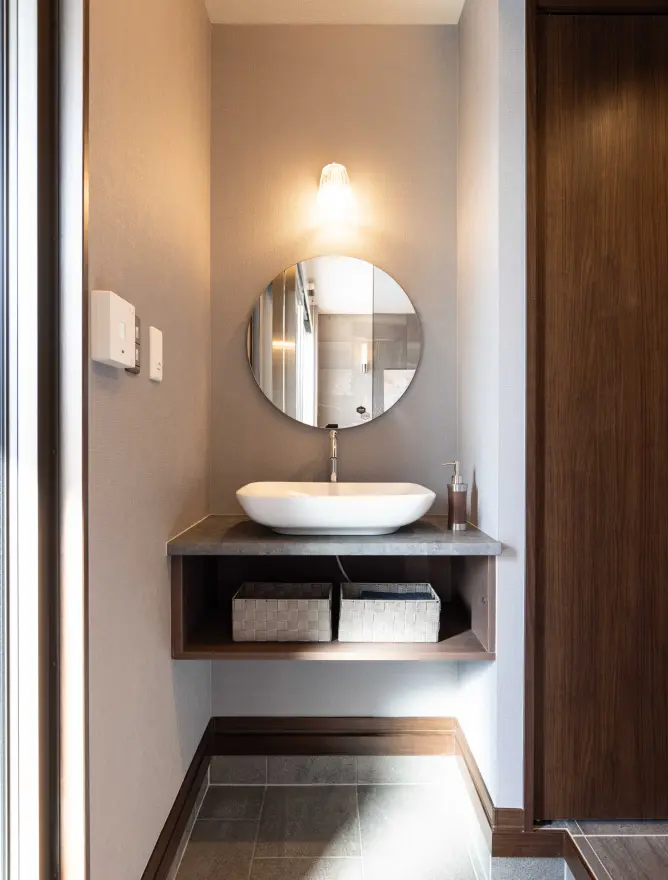 納戸につながる動線のある玄関