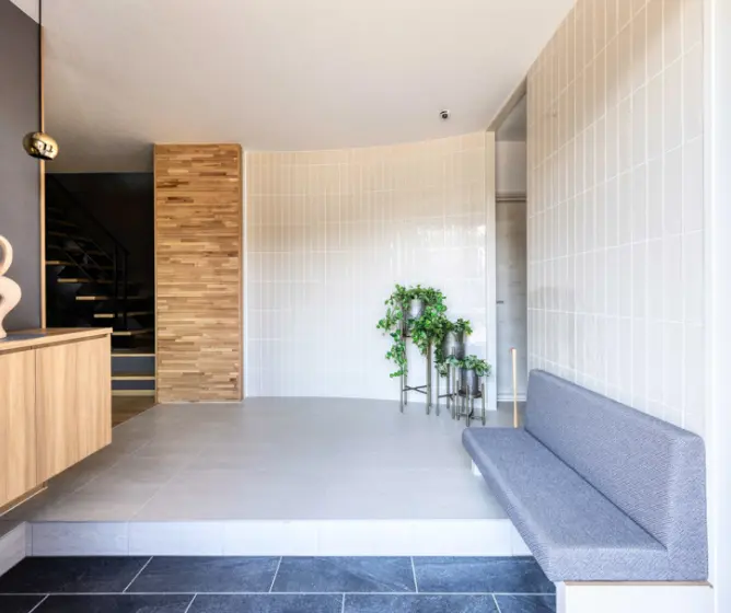 背もたれのあるベンチを設けた玄関