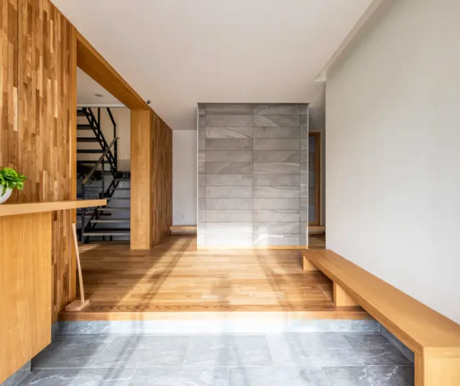 木のベンチがある玄関