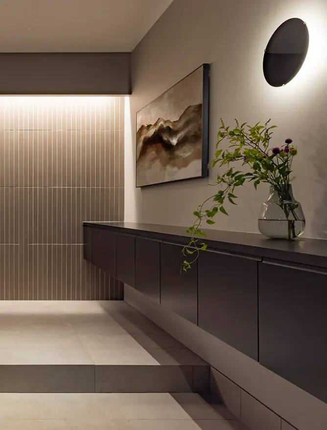 間接照明のあるモノトーンの変換