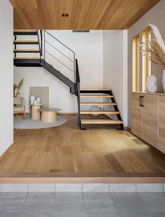 階段がアイキャッチとなる玄関