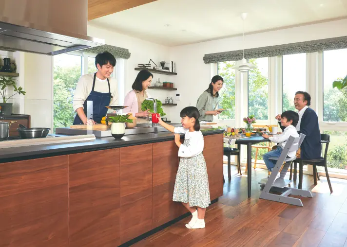 二世帯の家族がダイニングでだんらんしている様子