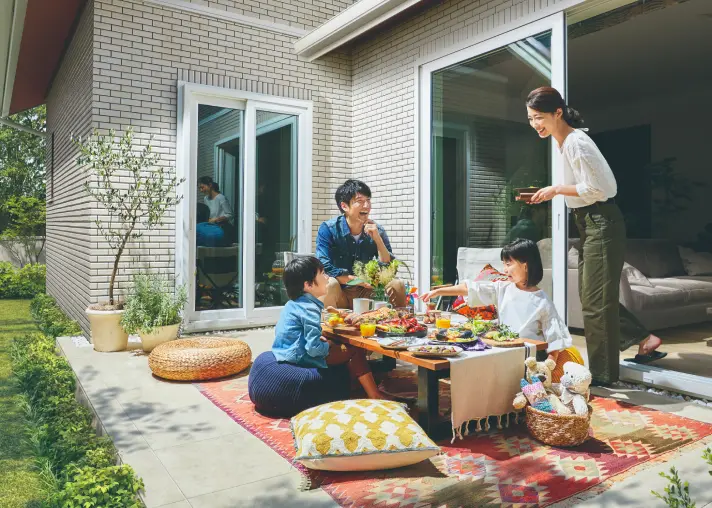 リビング隣接テラスでくつろぐ家族