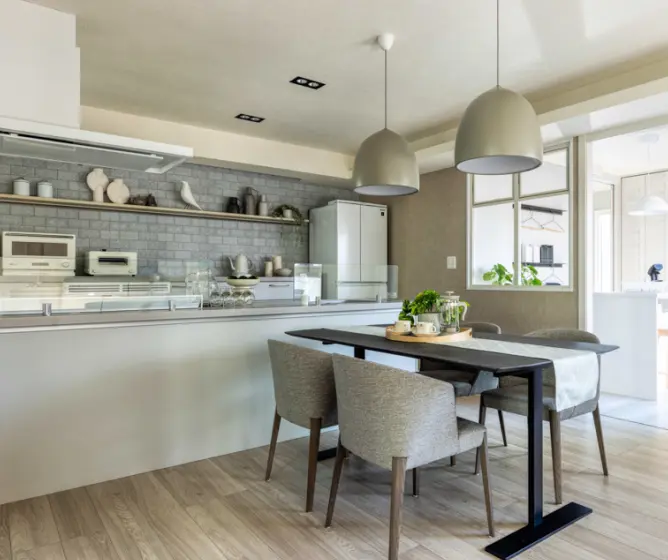 冷蔵庫が入口側にあるペニンシュラキッチン