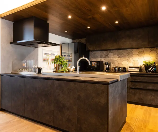 スパイスラックのあるペニンシュラキッチン