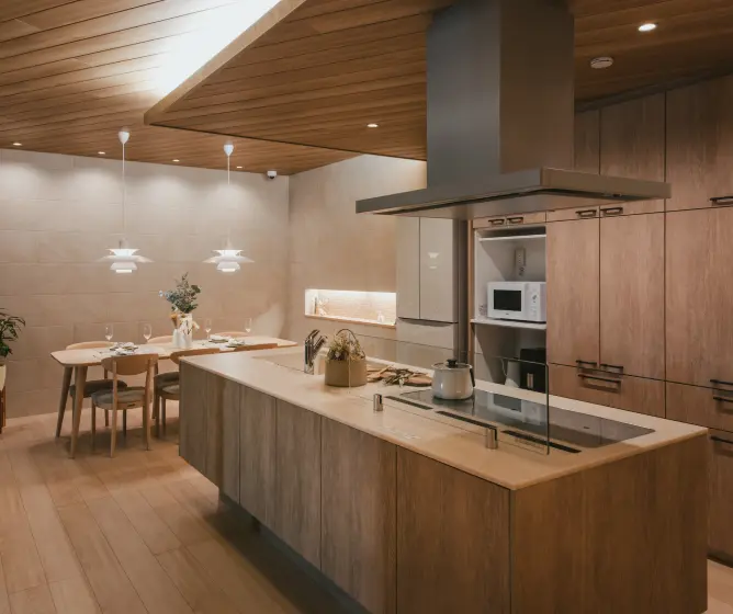 ゆったりとレイアウトしたアイランドキッチン