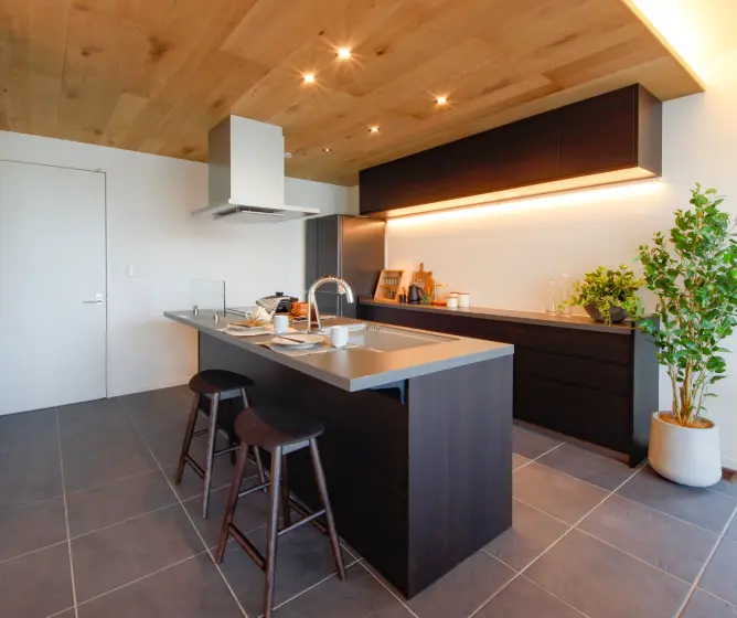 カウンターを設けたアイランドキッチン