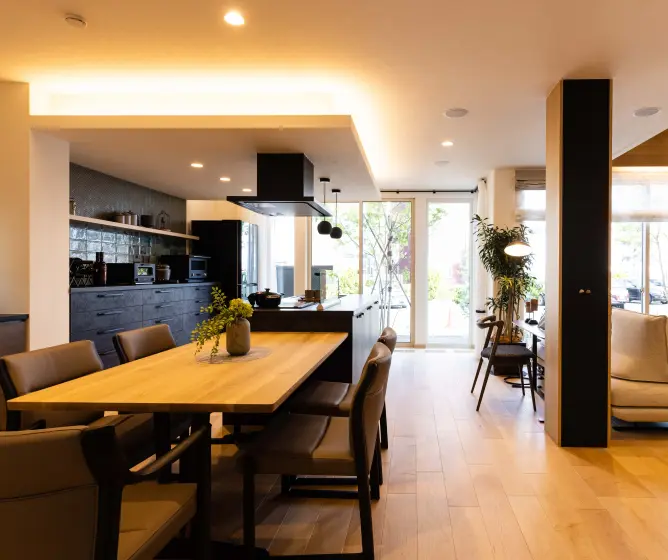 窓側にキッチンがあるL型のLDK