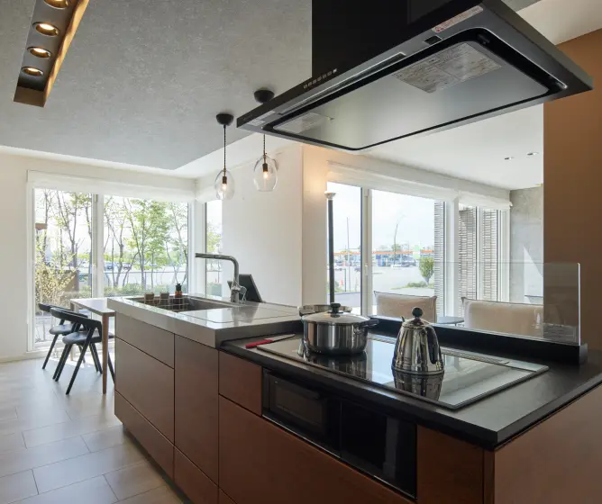 リビングダイニング越しに外が見えるL型のLDK