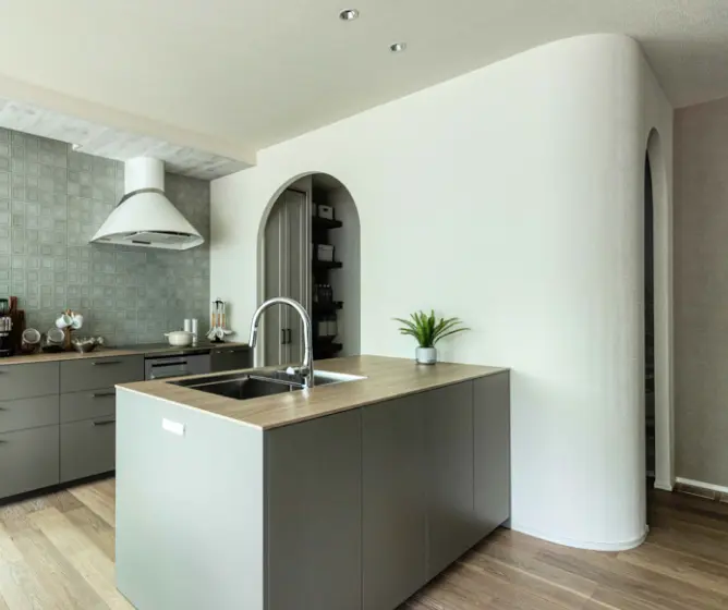 アーチ型の垂れ壁で仕切られたキッチンとパントリー