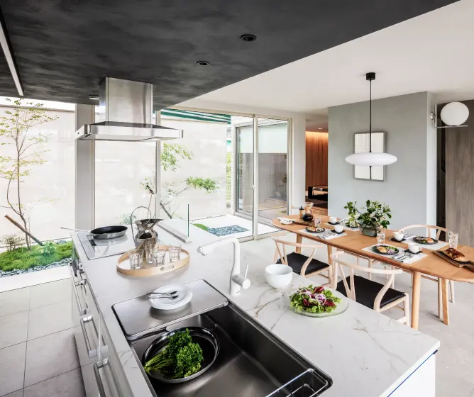 大きな窓のあるアイランドキッチン