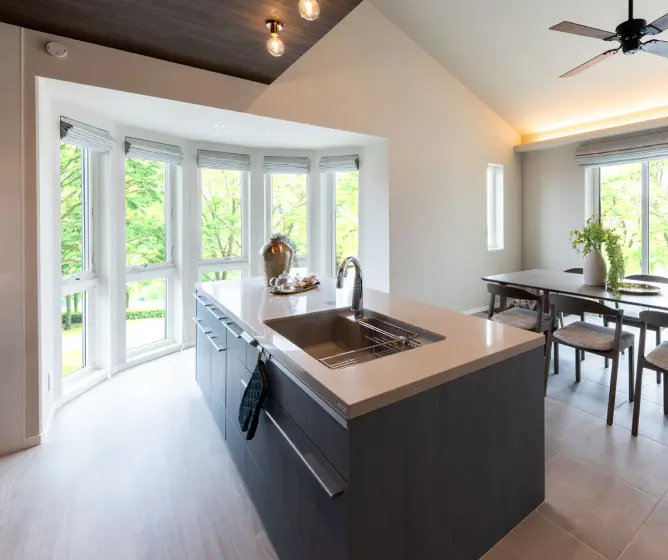 ボウウインドウに面したアイランドキッチン