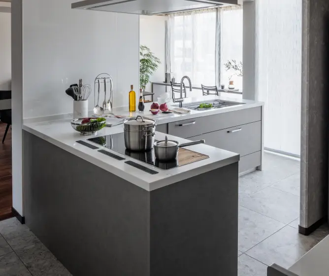 奥に窓があるL型キッチン