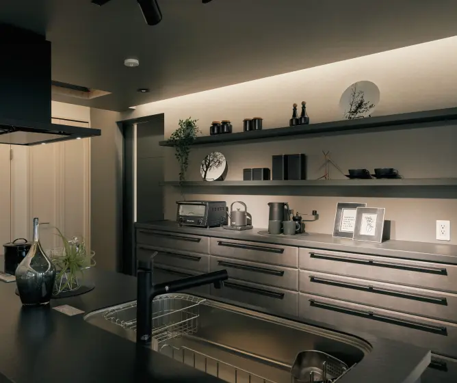 カウンター収納に雑貨を飾ったキチン