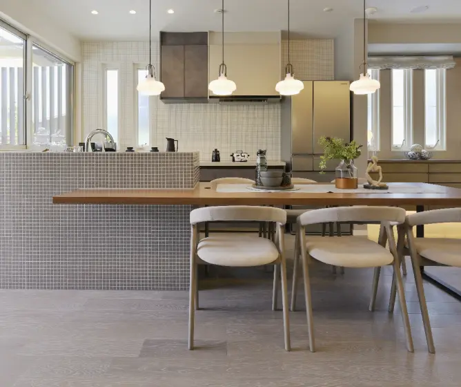 腰壁にスクエアタイルを貼ったダイニング隣接キッチン