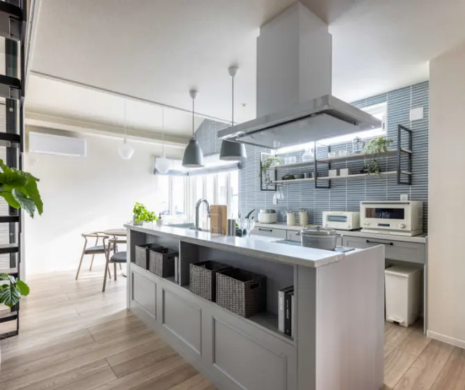 ブルーグレーを基調とした海外風キッチン