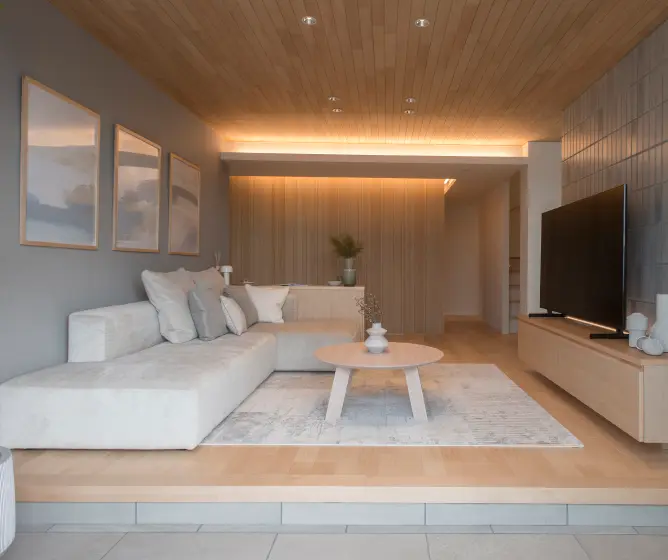 玄関を挟んでダイニングキッチンと分けたリビング