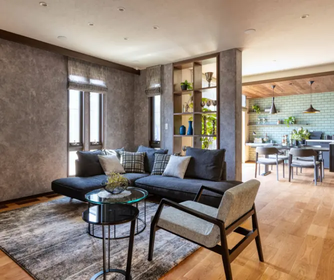 飾り棚で区切られたリビング