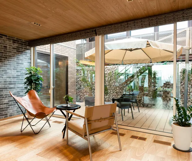 壁一面が窓となっているリビング