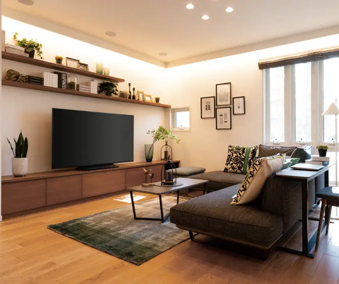 収納力あるテレビボードとロングボードを備えたリビング