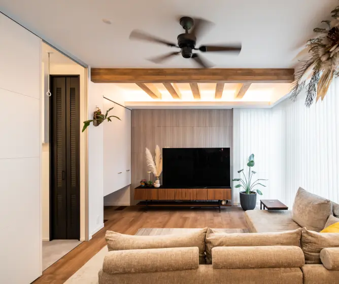 TVの横にあるクローゼット