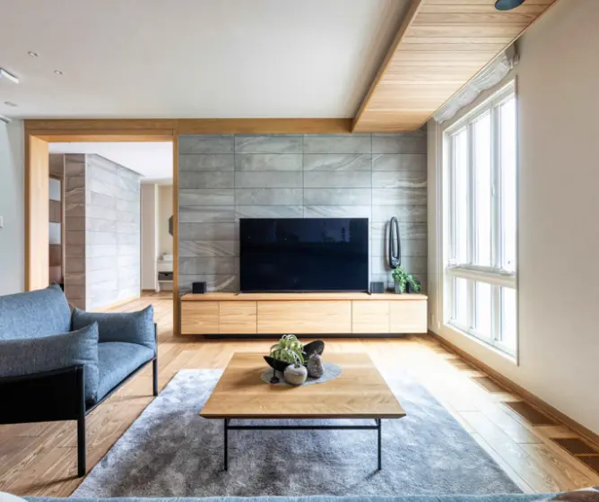 タイル壁と木目の組み合わせがきれいなリビング