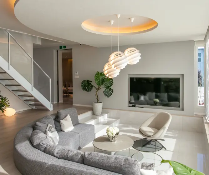 ダウンフロアにソファを置いたリビング