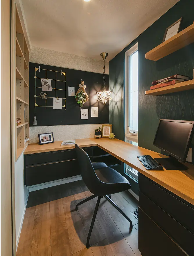 L型のカウンターがある書斎