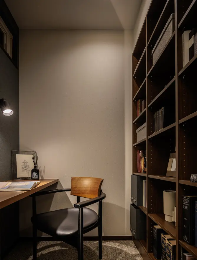 埋め込み型の本棚がある書斎