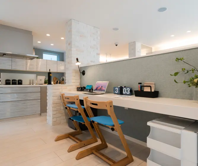 キッチン近くに設けた書斎