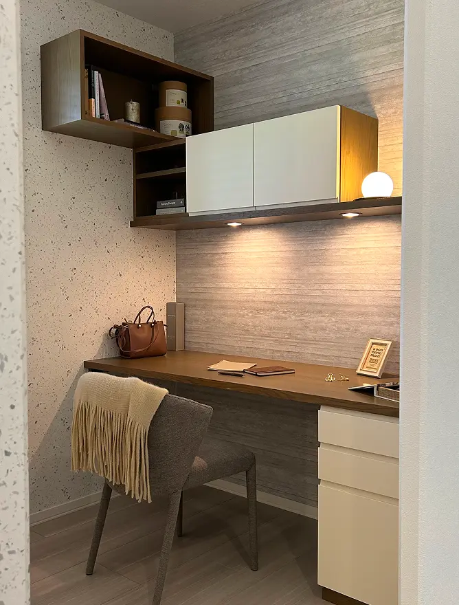 グレージュトーンの書斎