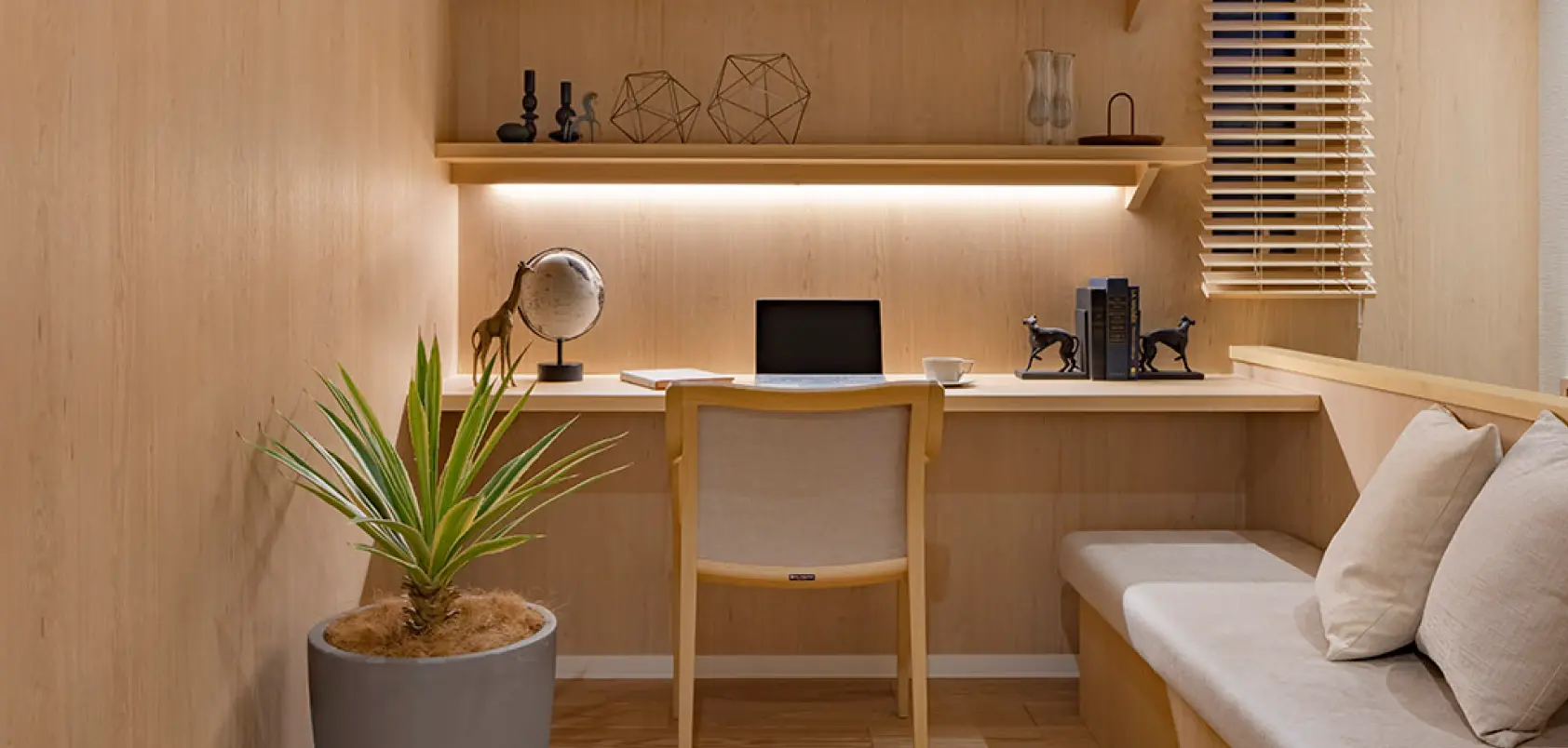 腰壁で区切った半個室タイプの書斎