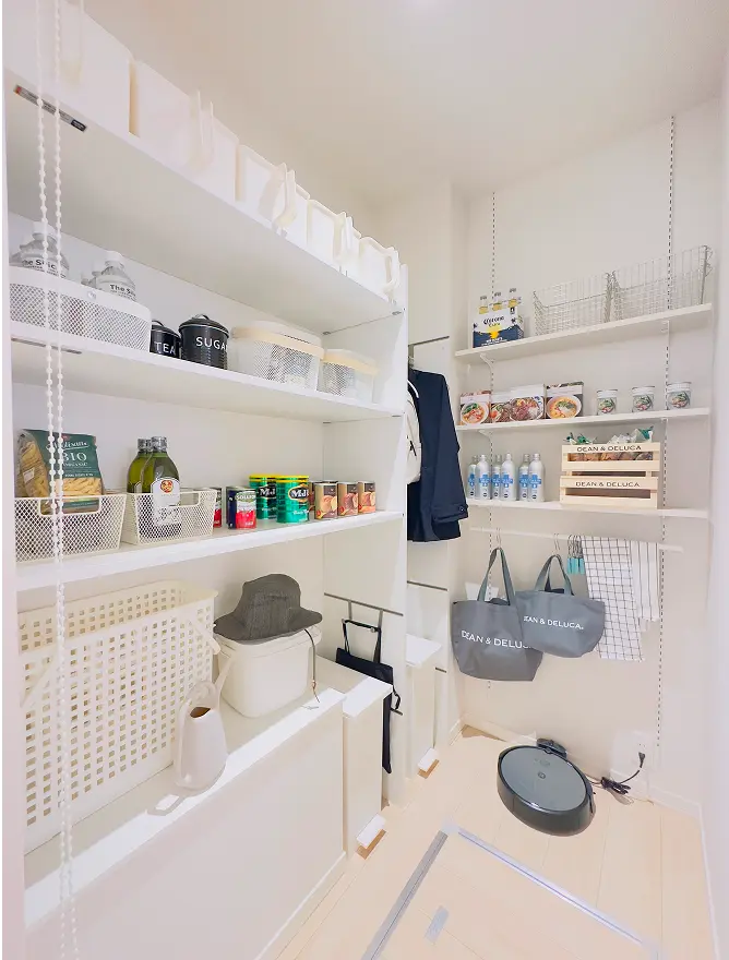 物が整然と並んだパントリー